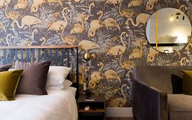 Fun & Funky Little Italy Studio With Full Kitchen By Den Stays